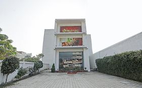 Oyo Flagship 80971 The Lime Tree